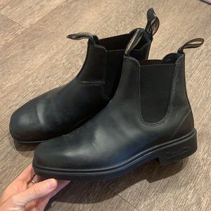 Blundstone boots size 8 (Blundstone size 5). Barely worn. Great condition.
